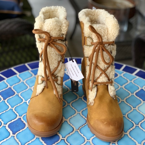 SOLD New Sorel Joan of Arctic - Picture 3 of 7